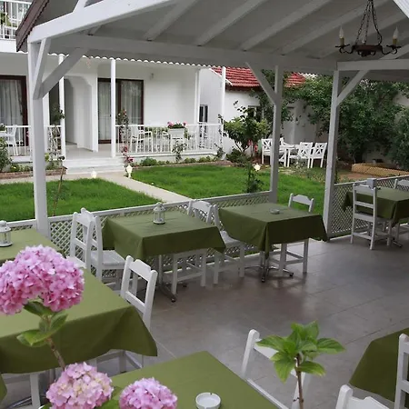 ホームステイ Yarimada Tatil Evi